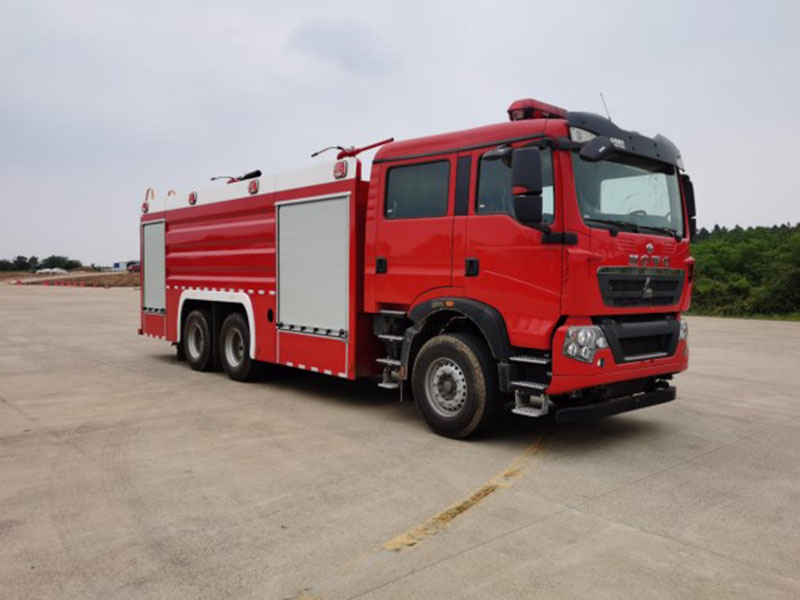 豪沃11噸干粉泡沫聯(lián)用消防車