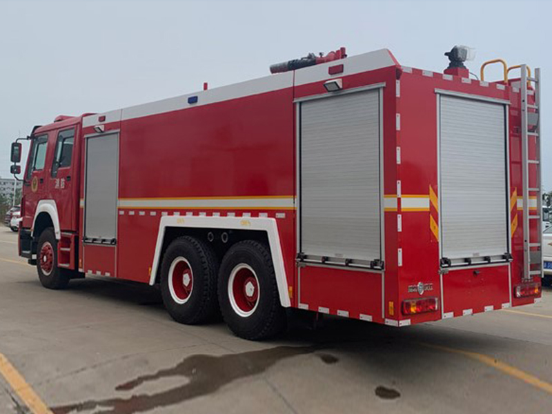 出口重汽豪沃12方泡沫消防車