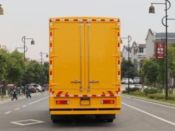 東風(fēng)天龍前四后八電源車1000KW