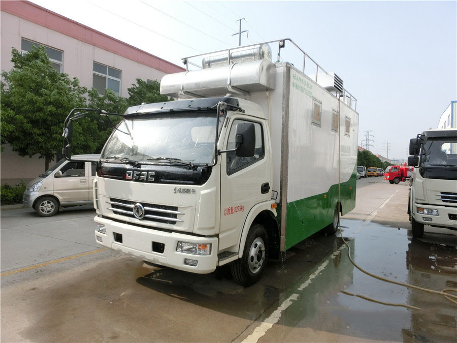 廂長(zhǎng)5.2米東風(fēng)D7 餐車