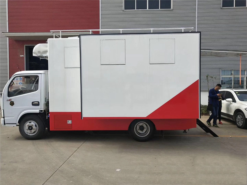 廂長(zhǎng)4.2米東風(fēng)D6 餐車