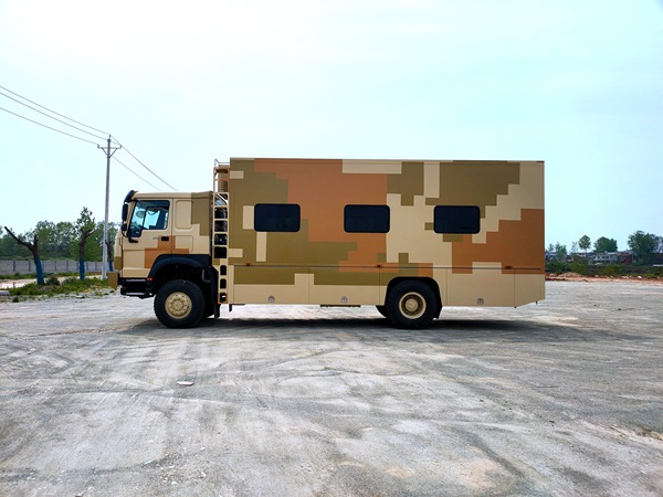 重汽豪沃四驅(qū)12人宿營(yíng)車(chē)